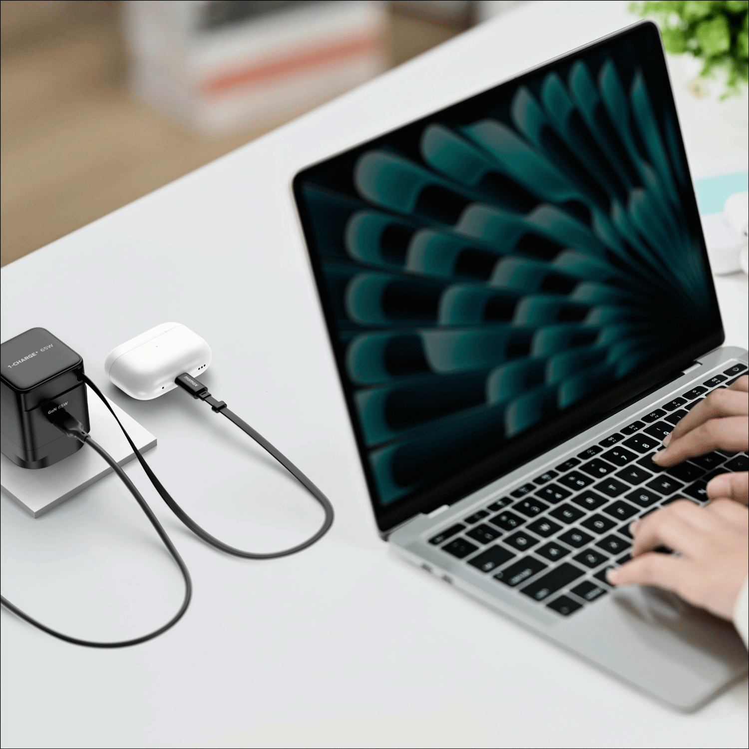 1-CHARGE+ 1 連接埠 GaN 65W 充電器,附可伸縮 USB-C線
